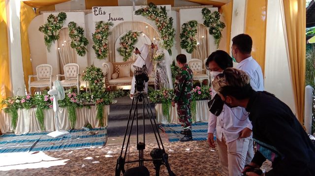 Tim Satgas Covid-19 saat mendatangi hajatan di Desa Tanah Merah, Kecamatan Saronggi (Humas Polres/AreaNews.id)