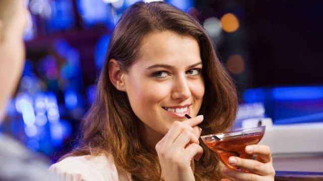 how-to-flirt-with-a-woman-865f5de2e702bb7f695ea76a17c7d401