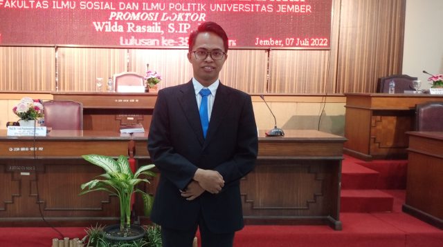 Dr. Wilda Rasaili setelah Ujian Terbuka Disertasi di Universitas Jember. Foto:Widowati/AreaNews.id