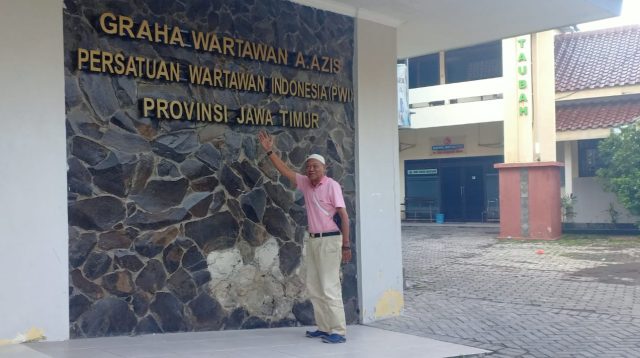 H. Sukandar saat berada di Kantor PWI Jatim. Foto: dokumin PWI/AreaNews.id