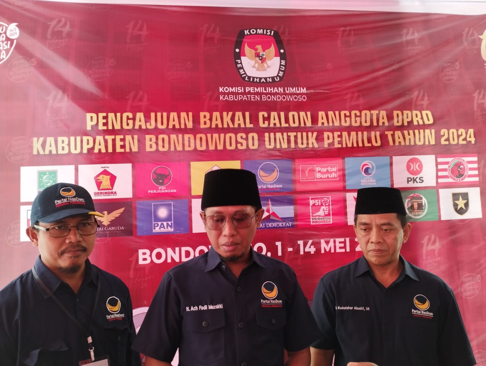 Ketua DPD Partai Nasdem, Radil (tengah) saat mendaftarkan Bacaleg ke KPU Bondowoso. Foto: Abdur Rokib/AreaNews.id