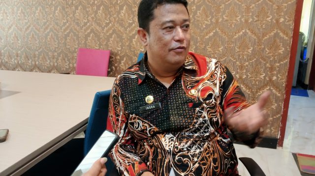 Kepala Diskominfo Sumenep, Indra Wahyudi saat ditemui di ruang kerjanya. Foto: Hokiyanto/AreaNews.id