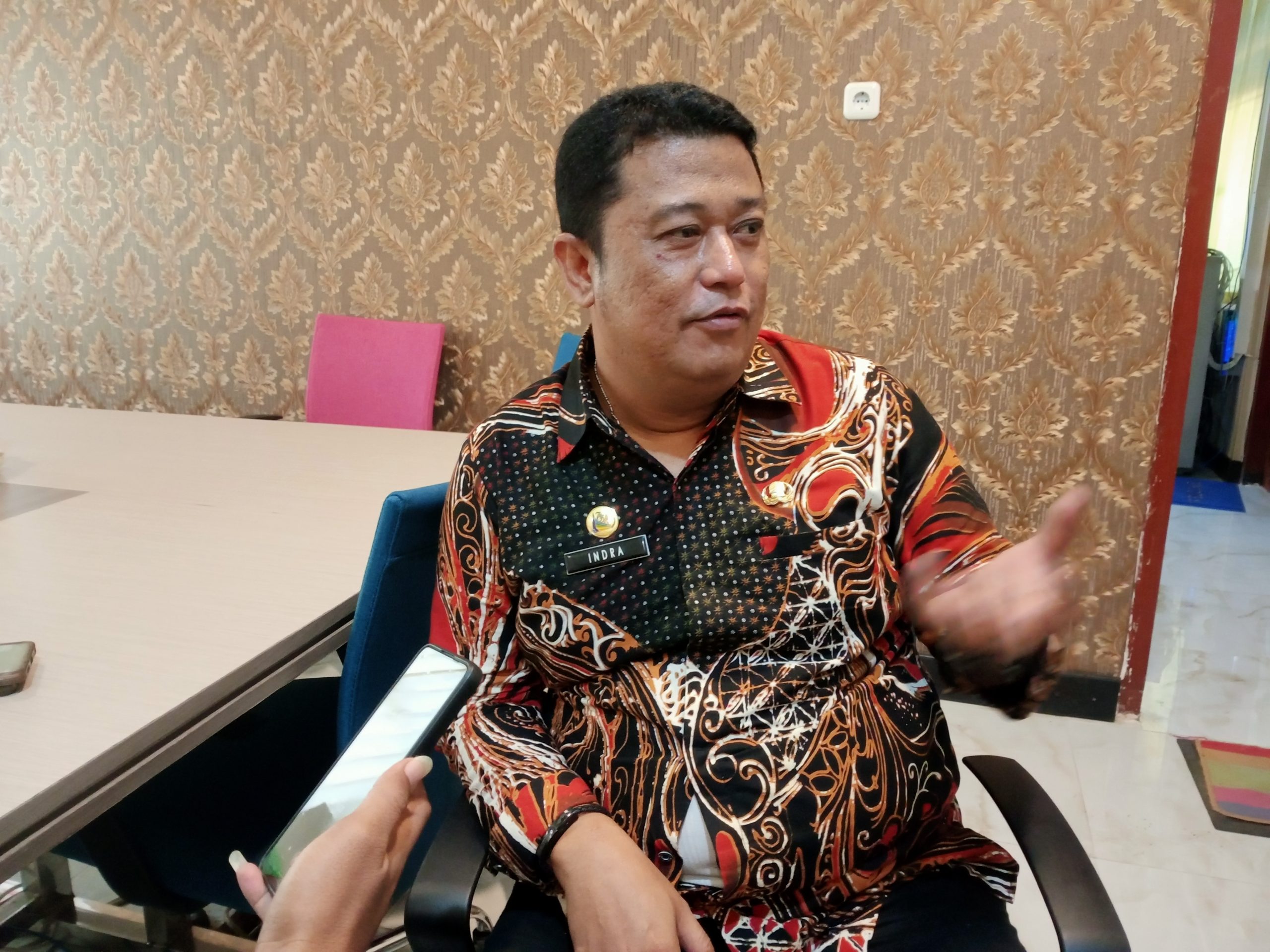 Kepala Diskominfo Sumenep, Indra Wahyudi saat ditemui di ruang kerjanya. Foto: Hokiyanto/AreaNews.id