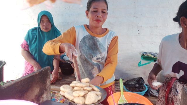 Zunaima, saat menggoreng pentol ikan menjelang buka puasa Ramadan. Foto:Hokiyanto/AreaNews.id