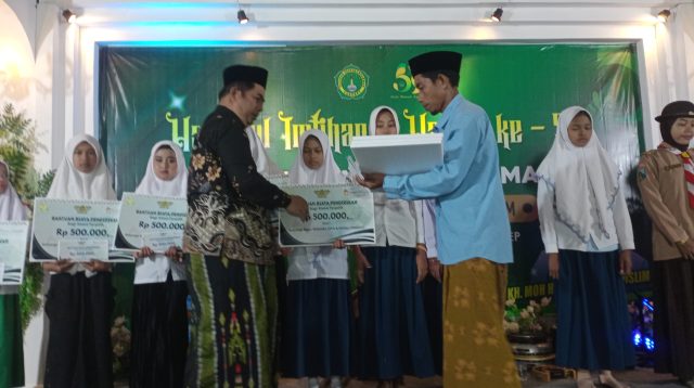 Owner Madura Jaya, Miskawi (pakai batik) saat memberikan bantuan biaya pendidikan kepada siswa berprestasi. Foto: Hokiyanto/AreaNews.id